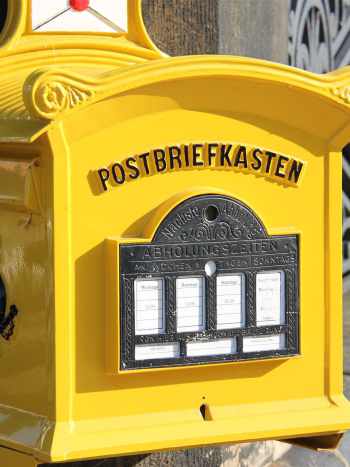 Gelber Postbriefkasten